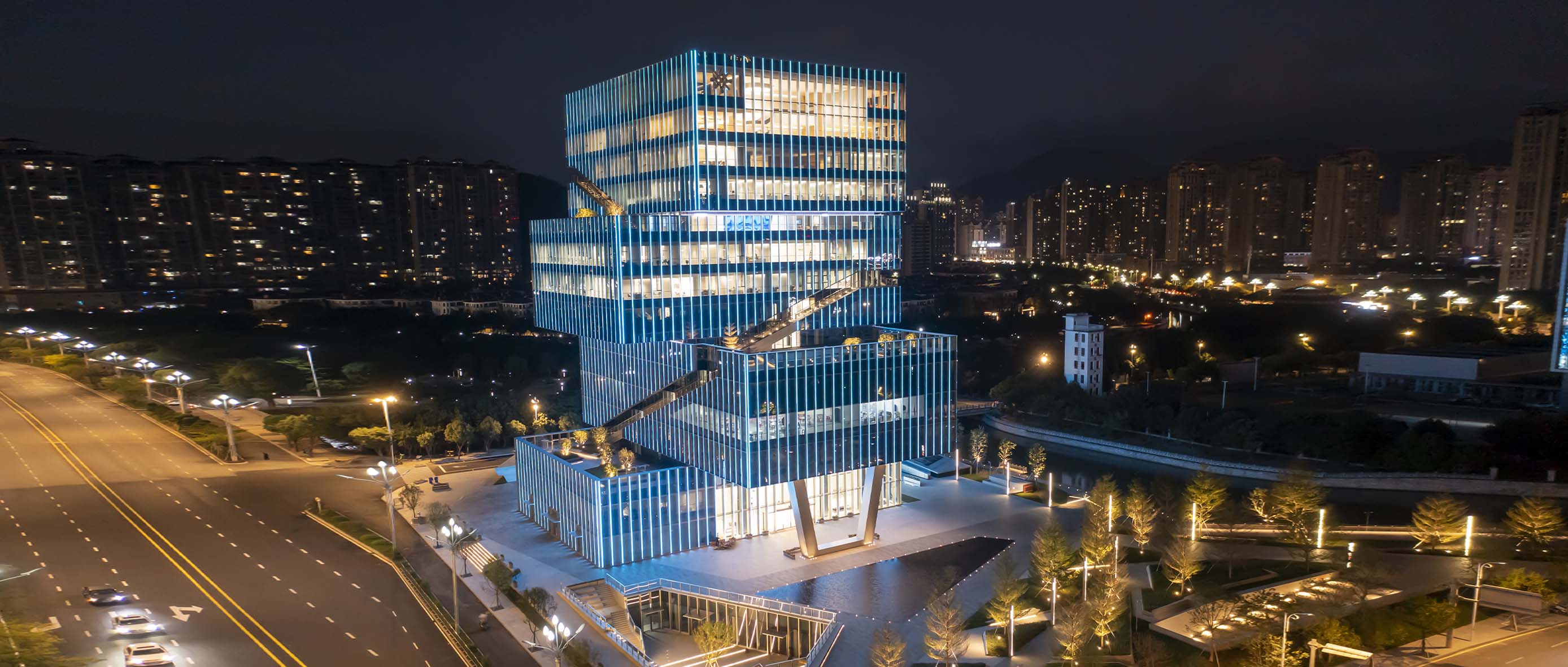 The 5A-level headquarters office building, uniform linear lights weave the sultry night scene of Highsun Center